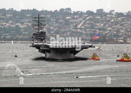 US Navy der neueste und technologisch fortschrittlichste Flugzeugträger der Navy USS Ronald Reagan (CVN 76) kommt in den Hafen von San Diego Stockfoto