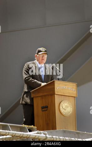 US Navy Rep. Randy Duke Cunningham (R-San Diego) spricht auf den Homeportagen der USS Ronald Reagan (CVN 76) vor der Menge Stockfoto