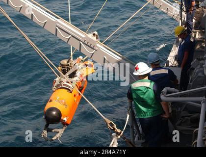 MATROSEN DER US-Marine, die dem Mine-Gegenmassenschiff USS Dextrous (MCM 13) zugeteilt sind, senken ein AN-SLQ-48 Mine-Neutralisationsfahrzeug Stockfoto