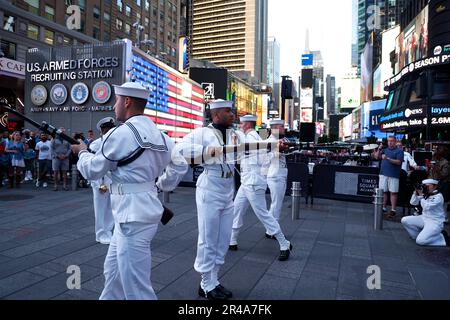 New York City, USA. 26. Mai 2023. DIE US Navy Ceremonial Guard deomnstriert während der Flottenwoche am 26. Mai 2023 in New York City, USA, Gewehrmanöver am Times Square. (Foto: John Lamparski/Sipa USA) Guthaben: SIPA USA/Alamy Live News Stockfoto
