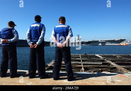 US Navy Line Abfertiger, die dem Flugzeugträger USS Ronald Reagan (CVN 76) zugewiesen sind, warten auf die Ankunft der USS Abraham Lincoln (CVN 72) Stockfoto