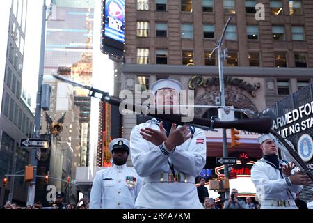 New York City, USA. 26. Mai 2023. DIE US Navy Ceremonial Guard deomnstriert während der Flottenwoche am 26. Mai 2023 in New York City, USA, Gewehrmanöver am Times Square. (Foto: John Lamparski/Sipa USA) Guthaben: SIPA USA/Alamy Live News Stockfoto