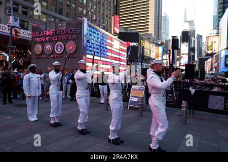 New York City, USA. 26. Mai 2023. DIE US Navy Ceremonial Guard deomnstriert während der Flottenwoche am 26. Mai 2023 in New York City, USA, Gewehrmanöver am Times Square. (Foto: John Lamparski/Sipa USA) Guthaben: SIPA USA/Alamy Live News Stockfoto