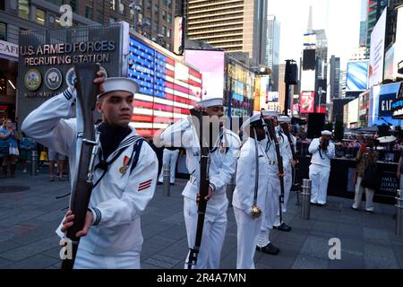 New York City, USA. 26. Mai 2023. DIE US Navy Ceremonial Guard deomnstriert während der Flottenwoche am 26. Mai 2023 in New York City, USA, Gewehrmanöver am Times Square. (Foto: John Lamparski/Sipa USA) Guthaben: SIPA USA/Alamy Live News Stockfoto