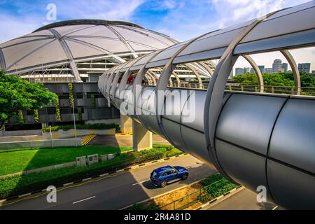 Die Brücke über dem Stadium Drive und dem Nicoll Highway im Singapore Sports Hub. Stockfoto