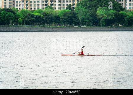 Kajakfahren in der Nähe des Wassersportzentrums von Singapur Sports Hub. Es ist ein Sport- und Erholungsviertel in Kallang, Singapur. Stockfoto