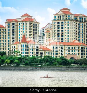 Kajakfahren in der Nähe des Wassersportzentrums von Singapur Sports Hub. Es ist ein Sport- und Erholungsviertel in Kallang, Singapur. Stockfoto