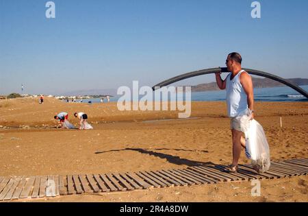 US Navy Utilitiesman 1. Klasse in den USA Marineunterstützungsaktivität Souda Bay, transportiert Müll, der auf Stalos Beach gefunden wurde Stockfoto