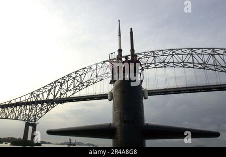 DIE US Navy USS Portsmouth (SSN 707) fährt unter der Brücke von Amerika durch den Panamakanal Stockfoto