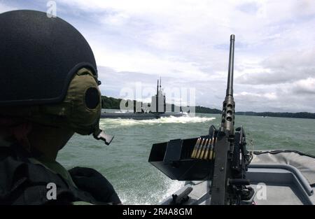 US Navy Mobile Security Detachment Two (MSD-22), stationiert in der Naval Shipyard, Portsmouth, VA, bietet Sicherheit für die USS Portsmouth (SSN 707), während sie den Panamakanal passiert Stockfoto