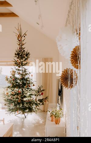 Eine festliche Szene der Weihnachtsstimmung mit einer üppig grünen Kiefer, geschmückt mit Weihnachtsschmuck Stockfoto