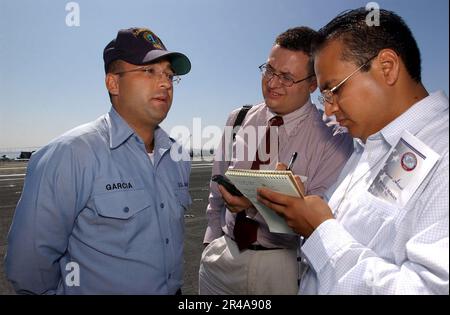 US Navy Hospital Corpsman 1. Class wird von Mitgliedern der mexikanischen Medien interviewt Stockfoto