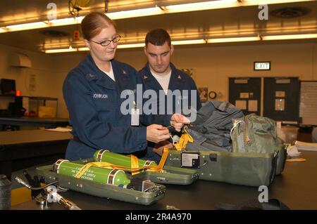 ÜBERLEBENSAUSRÜSTUNG der US Navy-Crew Stockfoto