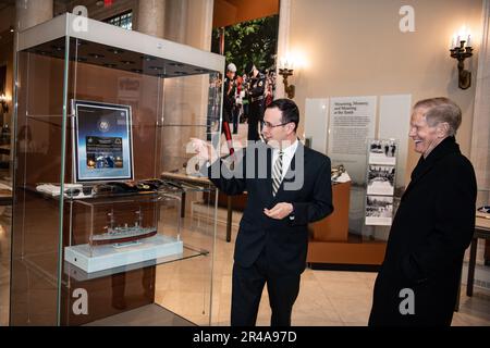 Tim Frank (links), Historiker, Arlington National Cemetery, zeigt ein Abzeichen der Grabwächter, das Bill Nelson (rechts), Administrator der National Aeronautics and Space Administration (NASA), des Memorial Amphitheater Display Room auf dem Arlington National Cemetery, Arlington, Virginia, gesendet wurde, 26. Januar 2023. Nelson war auf der ANC am NASA Day of Remembrance, wo mehrere Kränze an Gedenkstätten und Grabstätten gelegt werden, zum Gedenken an die Männer und Frauen, die ihr Leben verloren haben, um die Sache der Erforschung und Entdeckung zu fördern. Stockfoto