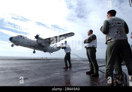 US Navy Landing Signal Officers (LSO) bewerten die festgenommene Landung eines C-2A Greyhound Stockfoto