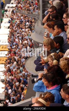 US Navy Gäste der Matrosen, die dem Flugzeugträger USS Nimitz (CVN 68) zugewiesen sind, genießen Luftvorführungen vom Cockpit aus während einer eintägigen Bootstour mit der Familie und Freunden Stockfoto