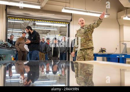 Northwest Machining and Manufacturing Tour The 124. Fighter Wing's Aircraft Maintenance Hanger, Gowen Field, ID, 6. April 2023. Dieses Maschinenbauunternehmen mit Sitz in Meridian, Idaho, stellt seit Jahrzehnten in Gowen Field ein wichtiges Fahrwerk für Die A-10 Thunderbolt II her. Stockfoto