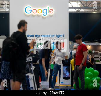 Bukarest, Rumänien. 26. Mai 2023: Google Stand während der TechExpo 2023 im ROMEXPO Exhibition Center in Bukarest. Die TechExpo ist das größte Technologiefestival in Rumänien, das neue Technologien in den Bereichen Hybrid- und Elektroverkehr, Robotik, elektronische Gesundheitsdienste, Sporttechnologie, intelligente Systeme, Spiele, innovative Gadgets und Kommunikation. Kredit: Lucian Alecu/Alamy Live News Stockfoto