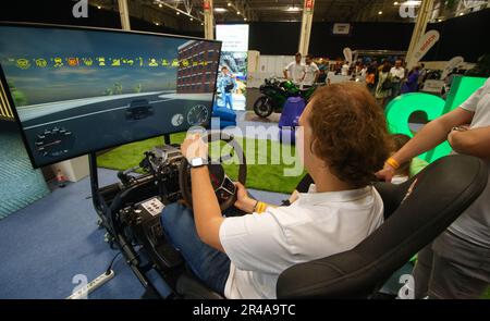 Bukarest, Rumänien. 26. Mai 2023: Ein Autorennsimulator am Bosch-Stand während der TechExpo 2023 im ROMEXPO Exhibition Center in Bukarest. Die TechExpo ist das größte Technologiefestival in Rumänien, das neue Technologien in den Bereichen Hybrid- und Elektroverkehr, Robotik, elektronische Gesundheitsdienste, Sporttechnologie, intelligente Systeme, Spiele, innovative Gadgets und Kommunikation. Kredit: Lucian Alecu/Alamy Live News Stockfoto