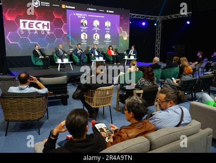 Bukarest, Rumänien. 26. Mai 2023: Eröffnungsrunde der TechExpo 2023 im ROMEXPO Exhibition Center in Bukarest. Die TechExpo ist das größte Technologiefestival in Rumänien, das neue Technologien in den Bereichen Hybrid- und Elektroverkehr, Robotik, elektronische Gesundheitsdienste, Sporttechnologie, intelligente Systeme, Spiele, innovative Gadgets und Kommunikation. Kredit: Lucian Alecu/Alamy Live News Stockfoto