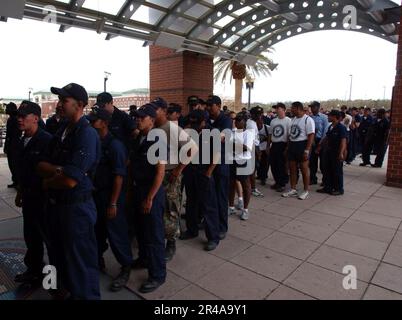 US Navy Studenten, die dem Naval Air Technical Training Center (NATTC) zugewiesen sind, an Bord der Naval Air Station Pensacola, Florida, warten in der Schlange an der Basisküche Stockfoto