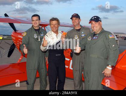 US Navy USA Air Force C-5 Galaxy Aircrew Master Sgt. Tech. Sgt. Und Major halten an, um ein Foto mit dem aerobatischen Piloten Sean Tucker zu machen Stockfoto
