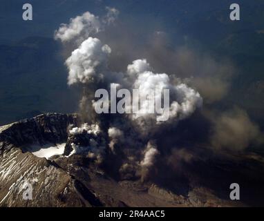 US Navy Mount St. Helens emittiert eine Dampf- und Aschewolke aus einer Gegend mit neuen Gletscherspalten im Kratergletscher südlich der Lavakuppel von 1980-86 Stockfoto