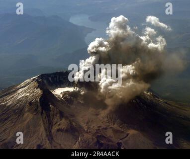 US Navy Mount St. Helens emittiert eine Dampf- und Aschewolke aus einer Gegend mit neuen Gletscherspalten im Kratergletscher südlich der Lavakuppel von 1980-86 Stockfoto