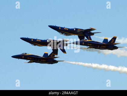 US Navy vier F-A-18A Hornets den USA zugeteilt Das Navy Flug Demonstrationsteam, die Blue Angels, fliegen in Formation über der Marine Corps Air Station Kaneohe Bay, Hawaii Stockfoto