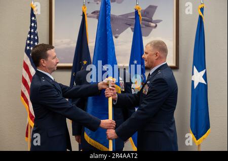 USA Luftwaffenbrücke. General Michael Stohler, Left, Assistant Adjutant General - Air, Indiana Air National Guard, übergibt Brig den Guidon des Generals. General Mark Miller während einer Beförderungszeremonie in Fort Wayne, Indiana, 5. März 2023. Miller tritt Stohlers Büro bei und ist Stabschef der Indiana Air National Guard, Stout Field, Indianapolis, Indiana. Stockfoto