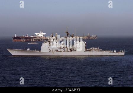 US Navy der geführte Raketenkreuzer USS Mobile Bay (CG 53) und Landing Craft Utility (LCU 1634), der der Einheit fünf (ACU-5) zugeteilt ist, patrouilliert die Gewässer um das Al-Basrah-Ölterminal (ABOT) Stockfoto