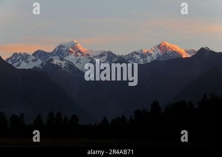 Eine malerische Landschaft von Mount Cook und Mount Tasman bei Sonnenuntergang in Neuseelands südlichen Alpen. Stockfoto