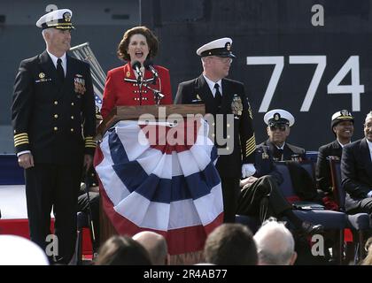 US Navy Mrs. Lynda Johnson Robb, die Tochter des ehemaligen Präsidenten Lyndon Johnson und Sponsor der USS Virginia (SSN 774), kündigt sich an Stockfoto