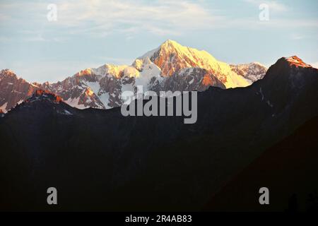 Ein malerischer Blick auf Mount Cook in Neuseeland, beleuchtet von einem atemberaubenden Sonnenuntergang. Stockfoto