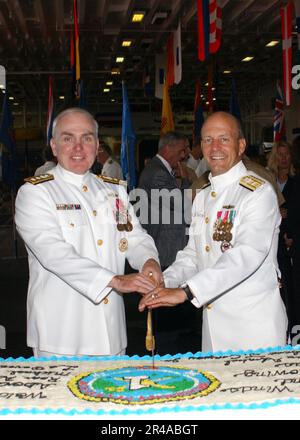 US Navy Rear ADM. Michael A. LeFever (rechts) und Rear ADM. Robert T. Conway Jr. schnitten während eines Empfangs nach der Befehlswechselzeremonie einen Kuchen Stockfoto