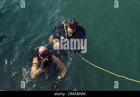 US Navy USA Marinetaucher, die der Sprengstoffbeseitigungsmobileinheit acht (EODMU-8), Einheit 18, zugeteilt wurden, nach der anstrengenden Aufgabe der Unterwassersprengstoffbeseitigung auftauchen Stockfoto