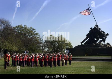 US Navy, die USA Marschkapelle des Marine Corps spielt für ein Publikum, das an einer Kranzverlegung zu Ehren der USA teilnimmt Marine Corps zum 229. Geburtstag am Iwo Jima National Memorial Stockfoto