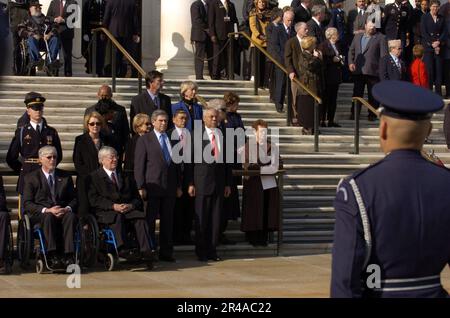 Der stellvertretende Verteidigungsminister DER US-Marine, Paul Wolfowitz, Mitte-Links, und Außenminister Colin Powell, erweisen den unbekannten Soldaten, die am Grab der Unbekannten begraben wurden, ihre Ehre Stockfoto