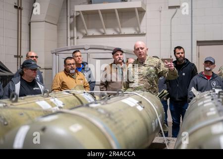 Northwest Machining and Manufacturing Tour The 124. Fighter Wing's Aircraft Maintenance Hanger, Gowen Field, ID, 6. April 2023. Dieses Maschinenbauunternehmen mit Sitz in Meridian, Idaho, stellt seit Jahrzehnten in Gowen Field ein wichtiges Fahrwerk für Die A-10 Thunderbolt II her. Stockfoto