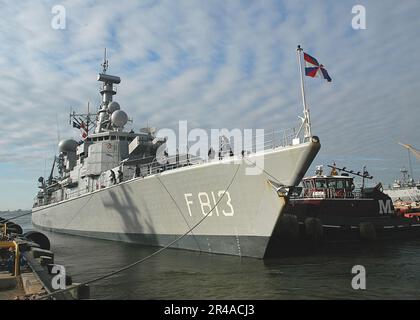 US Navy die Royal Netherlands Navy Fregatte HNLMS Witte de mit (F 813), das Flaggschiff der NATO-Marinestreitkräfte im Atlantik (STANAVFORLANT), wird von einem Schlepper unterstützt Stockfoto