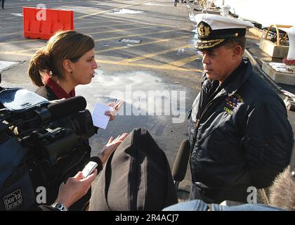 Befehlshaber DER US-Marine, NATO Standing Naval Force Atlantic (STANAVFORLANT) Royal Netherlands Navy, Rear ADM Leon Bruin, spricht mit den lokalen Medien Stockfoto