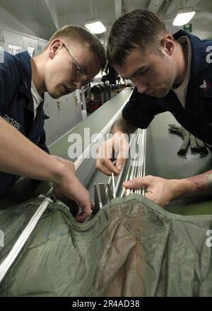 ÜBERLEBENSAUSRÜSTUNG der US Navy-Crew Stockfoto