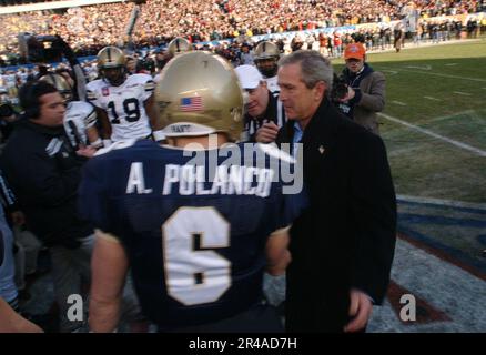 US Navy Präsident Bush trifft sich mit der Naval Academy Fußballmannschaft Stockfoto
