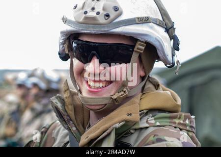 USA Army SPC. Logan Taylor, Fallschirmjäger der Charlie Company, 6. Brigadeingenieurbataillon, 2. Infanterie-Brigaden-Kampfteam (Airborne), 11. Luftwaffendivision, hält für ein Foto am 2-11. Kommandoposten in der Husky Drop Zone in Yukon Training Area, Ft. Wainwright, Alaska, 29. März 2023, während des Joint Pacific Multinational Readiness Center-Alaska 23-02. JPMRC-AK 23-02 unterstützt Soldaten und Führer bei der Entwicklung und Verfeinerung der Taktiken, Techniken und Verfahren, die für einen erfolgreichen Einsatz unter abgelegenen und extremen arktischen Winterbedingungen und für die Bewältigung ökologischer und militärischer Herausforderungen erforderlich sind. Stockfoto