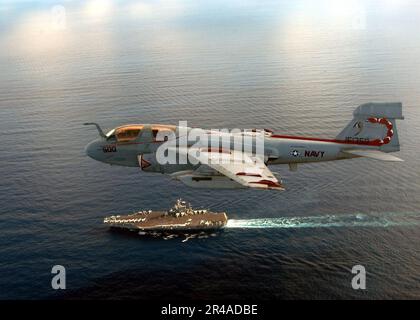 US Navy ein EA-6B Prowler fliegt über den konventionell angetriebenen Flugzeugträger USS John F. Kennedy (CV 67), nachdem er Routineflüge im Atlantik durchgeführt hat Stockfoto