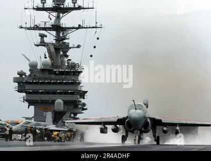 US Navy ein EA-6B Prowler startet vom Cockpit an Bord des Flugzeugträgers USS Harry S. Truman der Nimitz-Klasse (CVN 75) Stockfoto