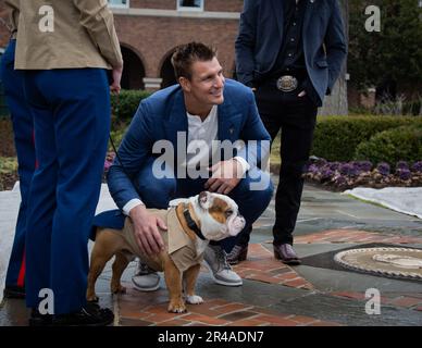 Robert Gronkowski, pensioniert für die Tampa Bay Buccaneers, begrüßt PFC Chesty XVI, offizielles Maskottchen der Marine Barracks Washington am 17. Januar 2023. Gronkowski wurde von Oberst Robert A. Sucher, dem kommandierenden Offizier der Marinebäuchern Washington, und Sergeant Major Jesse E. Dorsey, Sergeant Major der Marinebäuchern Washington, vorgestellt und durch die Baracken geführt. Stockfoto