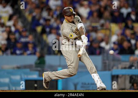 Manny Machado (13), der dritte Baseemann der San Diego Padres, schlägt am Freitag bei einem regulären MLB-Saisonspiel zwischen den Los Angeles Dodgers und den San Diego Padres Stockfoto