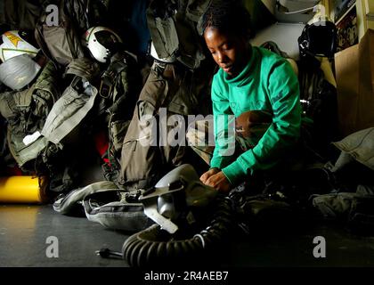 ÜBERLEBENSAUSRÜSTUNG der US Navy-Crew Stockfoto