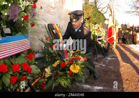 US Navy USA Vertreter des Militär- und Auswärtigen Dienstes aus mehreren Ländern, die während des Zweiten Weltkriegs Mitglieder des Dienstes verloren haben, legten mehrere Kränze im General George S. Patton Memorial Park Stockfoto